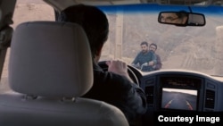 جعفر پناهی پشت فرمان خودرو در صحنه‌ای از فیلم «خرس نیست»