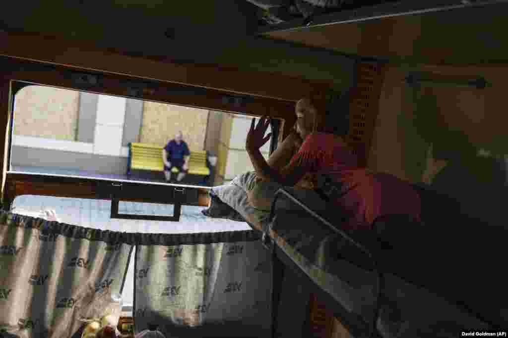 Devetogodišnja Oleksandra Kostyuk maše iz svoje kabine u vozu za evakuaciju iz Pokrovska, 2. avgust.&nbsp;