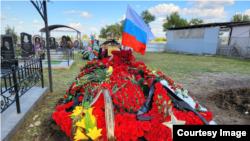 Могилы предположительно погибших в Украине военнослужащих 
