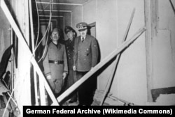 Муссоліні і Гітлер оглядають будівлю, де 20 липня 1944 року стався замах на фюрера