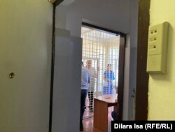 Лаззат Досмамбетову доставили в суд из СИЗО. 13 июля 2022 года