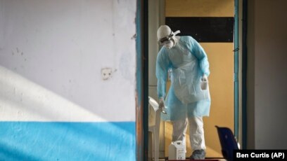 Na ovoj fotografiji iz 2014. medicinski djelatnik iz Jedinice za prevenciju i kontrolu infekcija koji nosi punu zaštitnu opremu dekontaminira šalicu koju je koristio čovjek u karanteni nakon što je u Ugandi došao u kontakt s nositeljem Marburg virusa. Na ovoj fotografiji iz 2014. medicinski djelatnik iz Jedinice za prevenciju i kontrolu infekcija koji nosi punu zaštitnu opremu dekontaminira šalicu koju je koristio čovjek u karanteni nakon što je u Ugandi došao u kontakt s nositeljem Marburg virusa.