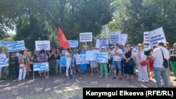 Акция протеста родителей учащихся школ Бишкека, 27 июля 2022 г.