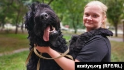 Кинолог Наталья Александрова өзінің Яна атты қара терьерімен бірге. Алматы, 12 шілде 2022 жыл.