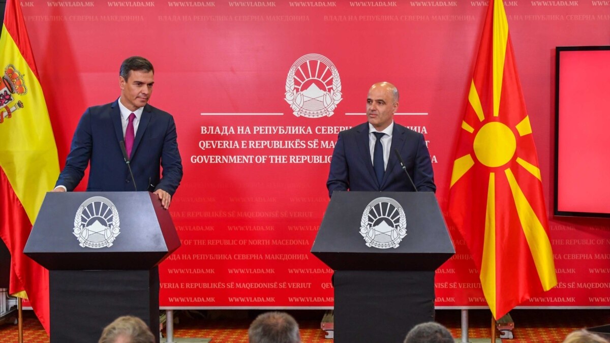 El primer ministro de España expresó su apoyo a Macedonia del Norte durante una visita regional de la UE