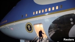 Predsednik Sjedinjenih Američkih Država (SAD) Džo Bajden (Joe Biden) se ukrcava u avion uoči svoje prve turneje na Bliskom istoku otkako je izabran na funkciju predsednika. Merilend, SAD, 12. jul 2022.