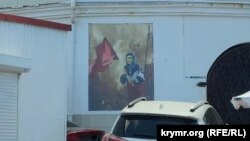 Плакат, изображающий «бабушку с красным флагом», в Севастополе