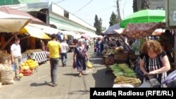 Bazarın içindən keçən yol