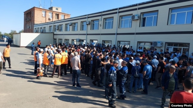 Собрание работников «Tranco Zhezkazgan» в первой половине дня. 1 августа 2022 года