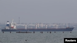 Brod Razoni pod zastavom Sijera Leonea napušta morsku luku u Odesi u Ukrajini nakon što je zaključen dogovor o izvozu žitarica, 1. avgust 2022.