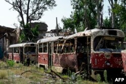 Трамваи в депо разбомбленного города. Мариуполь, Донецкая область, Украина, август 2022 года