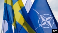 Finnország, Svédország és a NATO zászlója a lengyelországi Gdyniában 2022. július 22-én
