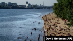 Пляж у Києві, липень 2022 року
