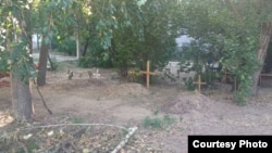 Morminte în curtea unui bloc cu apartamente, Rubijne, raionul Severodonețk, regiunea Luhansk