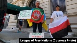 Участник акции Лиги Свободных Наций Иршат Хаби вместе с соратницей проводит пикет у Генконсульства России в Нью-Йорке