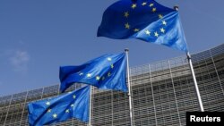 Флаги Евросоюза перед штаб-квартирой Еврокомиссии в Брюсселе