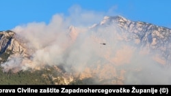 Helikopter Oružanih snaga BiH gasi požar na planini Čvrsnici na jugu BiH, 19. juli 2022.