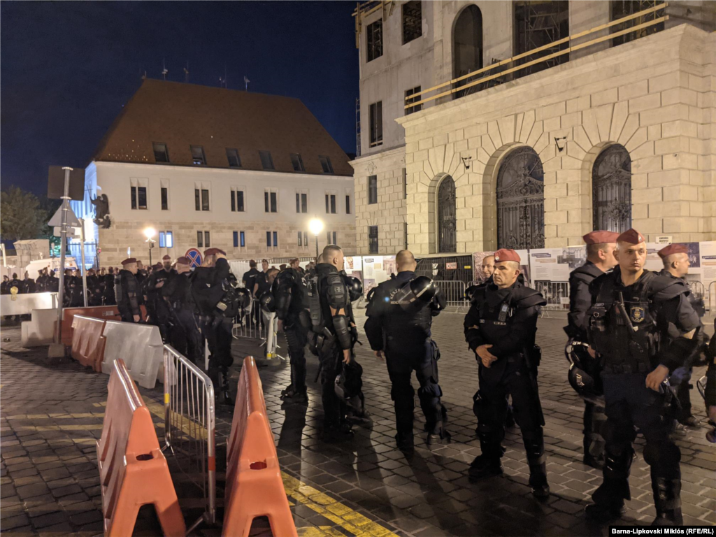 A rendőrség többször felszólította a tüntetőket, hogy hagyják el a Dísz teret, és mivel szerintük a &bdquo;a tüntetés elvesztette békés jellegét&quot;, ezért &bdquo;kényszerítő eszközöket&quot; is bevethetnek. Végül hajnali fél 1 körül kiürült a tér, a tüntetőkből pár száz fő még megindult a Margit híd felé, ahol, a Telex információi szerint a rendőri felszólítás ellenére többen leültek az úttestre és a sínekre. Voltak néhányan az Erzsébet hídnál is, onnan a rendőrök bilincsben vitték el a&nbsp;Magyar Kétfarkú Kutya Párt két társelnökét, Kovács Gergelyt és Döme Zsuzsannát