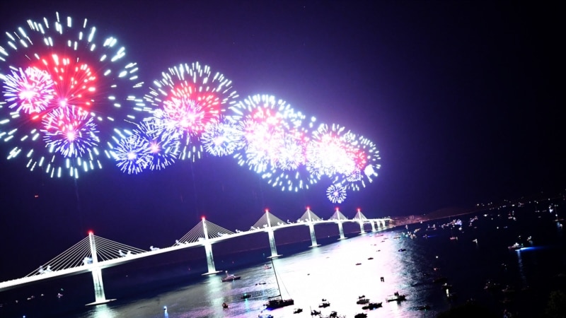 Fishekzjarrët ndriçojnë urën lidhëse të Kroacisë