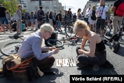 Sakkozó tiltakozók a Margit hídon 2022. július 18-án