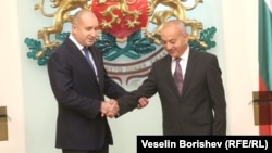 Президентът Румен Радев (вляво) и служебният министър председател Гълъб Донев.