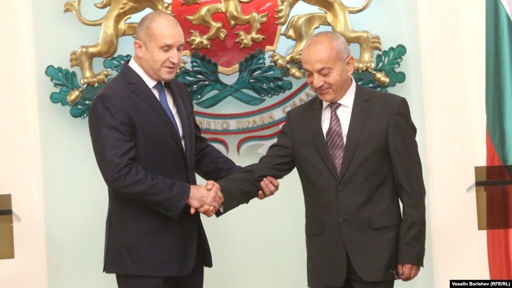 Президентът Румен Радев и служебният премиер Гълъб Донев по време на церемонията по встъпване в длъжност на служебния кабинет.