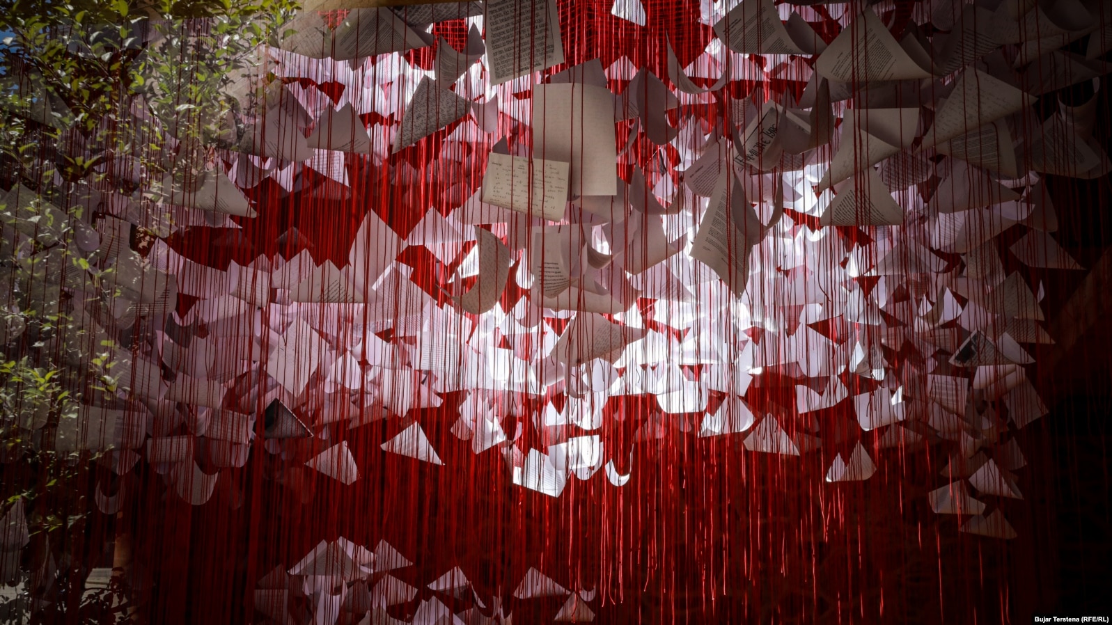 Vepra e artistes japoneze, Chiharu Shiota, në Hamamin e Madh të Prishtinës.