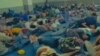 کارگران در استراحتگاهی بدون امکانات در دهلران در گرمای شدید هوا 