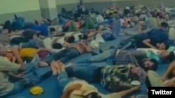 کارگران در استراحتگاهی بدون امکانات در دهلران در گرمای شدید هوا 