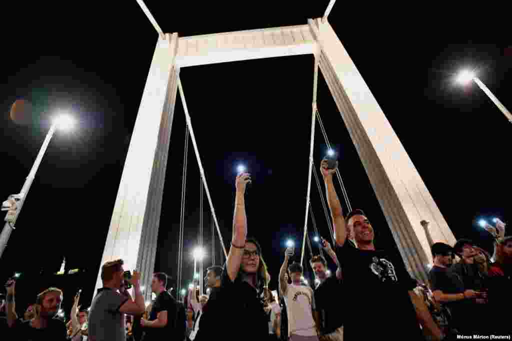 Az Erzsébet hídon a demonstrálók elénekelték a Himnuszt és telefonjaikkal világítottak