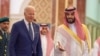 Prestolonasljednik Saudijske Arabije princ Mohamed bin Salman sa američkim predsjednikom Joe Bidenom u Džedi, 15. juli 2022. 