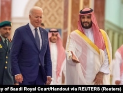 Prințul moștenitor saudit Mohammed bin Salman îl primește pe președintele SUA, Joe Biden, la Palatul Al Salman din Jeddah, Arabia Saudită, 15 iulie 2022.