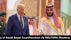 Prestolonasljednik Saudijske Arabije princ Mohamed bin Salman sa američkim predsjednikom Joe Bidenom u Džedi, 15. juli 2022. 