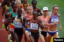 Каролин Кипкируи (сол жақта бірінші) Юджиндегі әлем чемпионатында 10000 метрге жүгіруден жетінші орын алды. 16 шілде 2022 жыл.