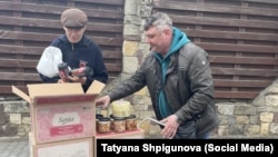 Андрей Шпигунов предлагает продукты жителям Ирпеня. Фото из семейного архива Шпигуновых