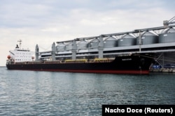 Иностранное судно, готовое к погрузке на него зерна, в порту Одессы. 29 июля 2022 года