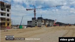 Росія розпочала демонстративне будівництво житлового будинку у зруйнованому російською армією Маріуполі