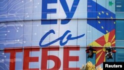 Работници слагат надпис "ЕС с теб" върху сградата на представителството на ЕС в Скопие. Снимката е от септември 2021 г.