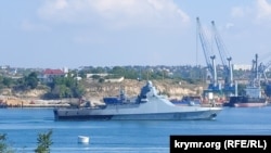 Патрульный корабль с обожженным бортом в Севастопольской бухте на траверсе Доковой бухты. Крым, Севастополь, август 2022 года