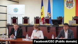 De la stânga spre dreapta, Pavel Postică, vicepreședintele CEC, Angelica Caraman, președinta autorității electorale și Alexandr Berlinschii, secretarul CEC