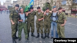 Дмитрий Зорин (вторият отдясно наляво) заедно със свои бойни другари.