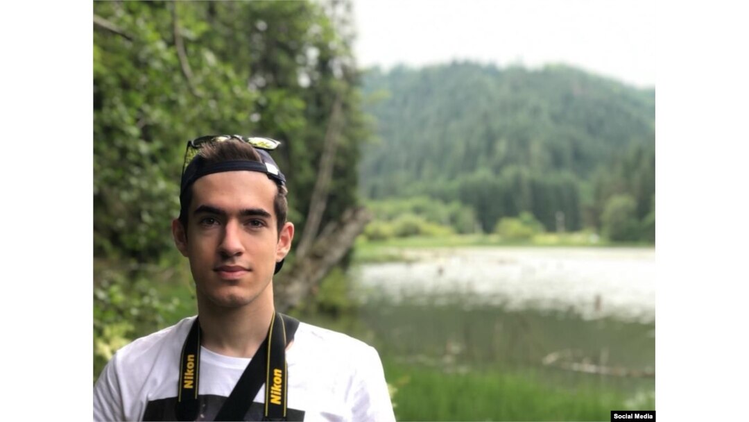 Vlad Oros este medaliat cu aur la olimpiada internațională de fizică și argint la cea de lingvistică.