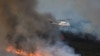 Un elicopter lucrează la stingerea unui incendiu în timpul celui de-al doilea val de căldură al anului în vecinătatea Guadapero, Spania, 15 iulie 2022 (Foto - Reuters/ Susana Vera)