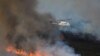 Un elicopter lucrează la stingerea unui incendiu în timpul celui de-al doilea val de căldură al anului în vecinătatea Guadapero, Spania, 15 iulie 2022 (Foto - Reuters/ Susana Vera)
