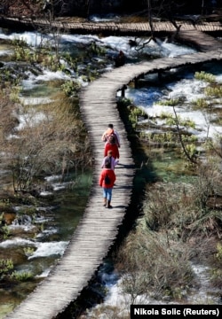 Turistička šetnja stazama Plitvičkih jezera.