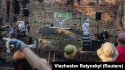DJ pušta muziku dok volonteri iz "Cleanup rave-a" obnavljaju kulturni centar u selu Jahidne uništen ruskim raketnim napadom. Ranije uzavrela ukrajinska klupska scena naglo je stala 24. februara s ruskom invazijom. Sada klaberi traže nove načine da uz muziku pomognu u obnovi.