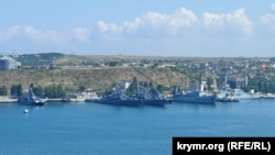 Російські військові кораблі біля Куриної пристані в Севастопольській бухті, крайній праворуч – фрегат проєкту 11356Р «Буревісник», липень 2022 року