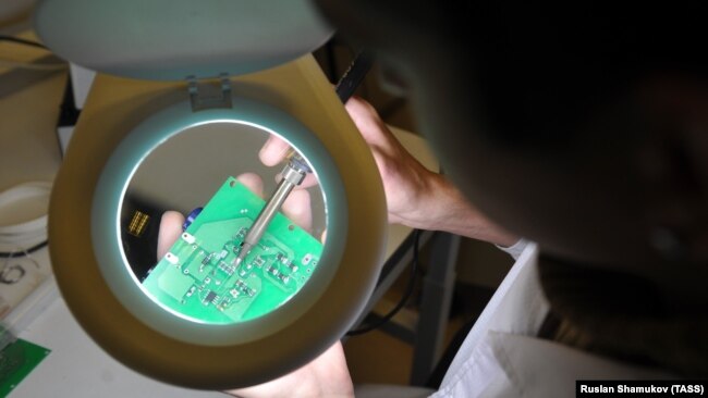 روسیه در حالی قرار است محصولات خود را به ایران صادرات کند که تاکنون پیشرفتی در فروش تجهیزات و فن‌آوری میکروالکترونیک خود نداشته و عمدتاً واردکنندهٔ این فن‌آوری بوده است