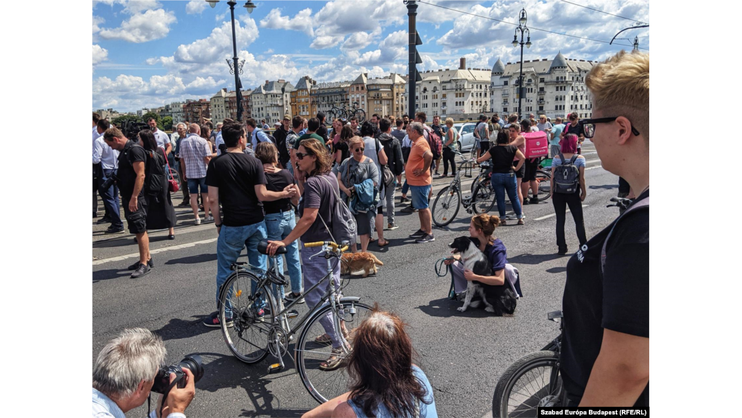 Podul Elisabeta din Budapesta, blocat de protestatari, 12 iulie 2022. Popularitatea lui Viktor Orbán a scăzut în ultimele luni, din cauza inflației galopante, a prăbușirii monedei și a disputelor cu UE în legătură cu statul de drept.