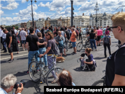 Podul Elisabeta din Budapesta, blocat de protestatari, 12 iulie 2022. Popularitatea lui Viktor Orbán a scăzut în ultimele luni, din cauza inflației galopante, a prăbușirii monedei și a disputelor cu UE în legătură cu statul de drept.